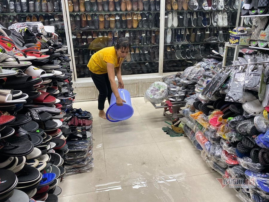 Mưa như trút, nước cuồn cuộn như suối ở Sài Gòn ảnh 11 Mưa như trút, nước cuồn cuộn như suối ở Sài Gòn