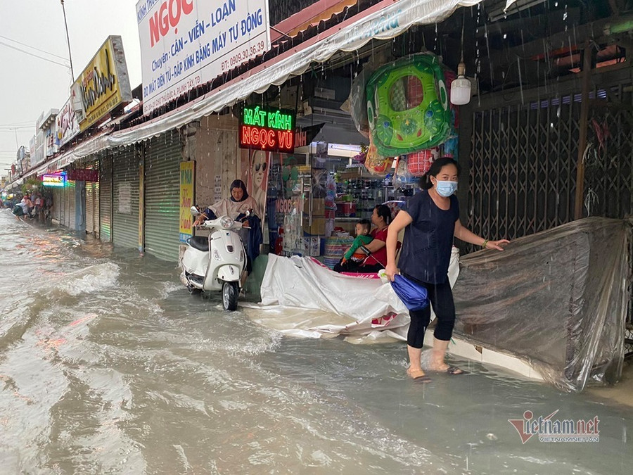 Mưa như trút, nước cuồn cuộn như suối ở Sài Gòn ảnh 13 Mưa như trút, nước cuồn cuộn như suối ở Sài Gòn