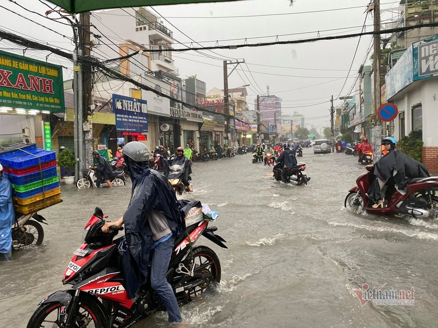 Mưa như trút, nước cuồn cuộn như suối ở Sài Gòn ảnh 4 Mưa như trút, nước cuồn cuộn như suối ở Sài Gòn