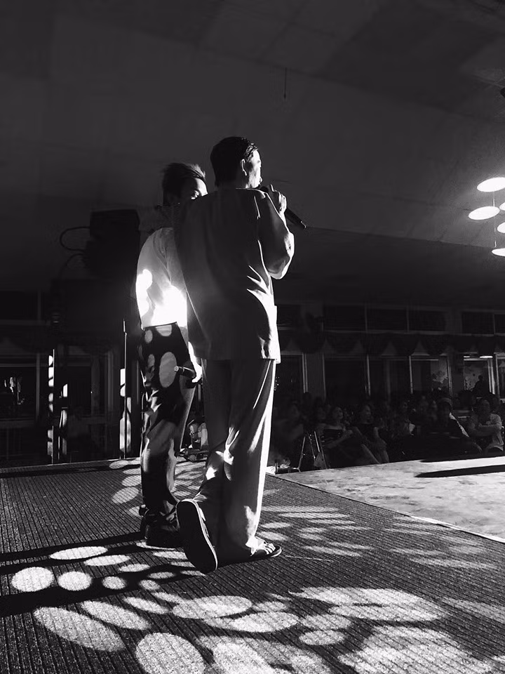 Hình ảnh Hoài Linh bên Hoài Lâm.