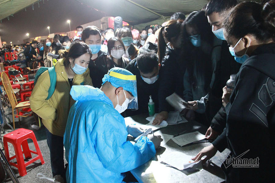 Tắc nghẽn chốt kiểm soát, sinh viên nhẫn nại chờ khai báo y tế trong đêm