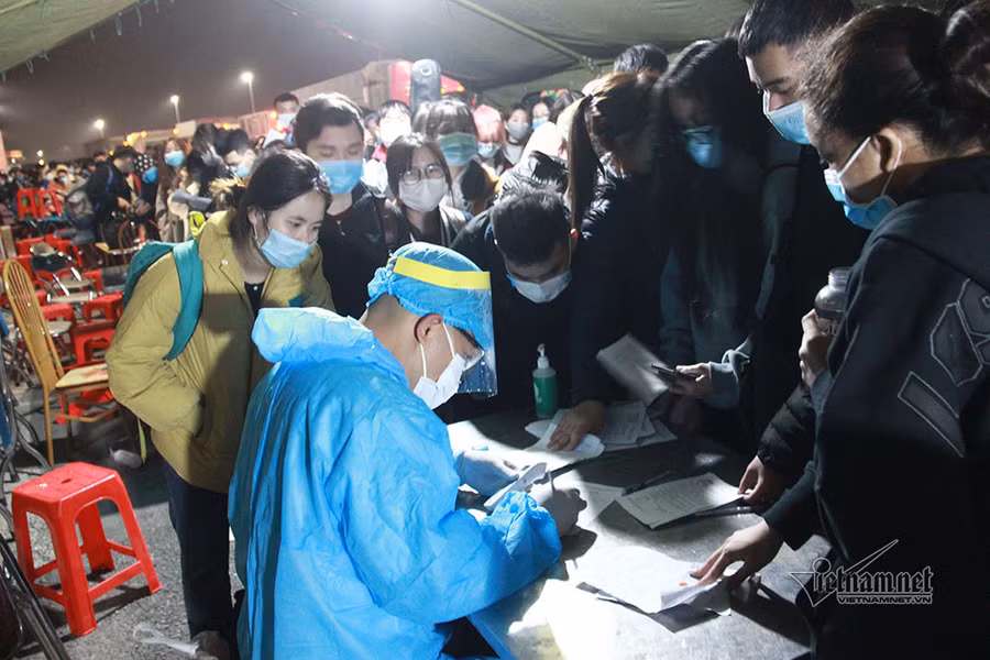 Tắc nghẽn chốt kiểm soát, sinh viên nhẫn nại chờ khai báo y tế trong đêm