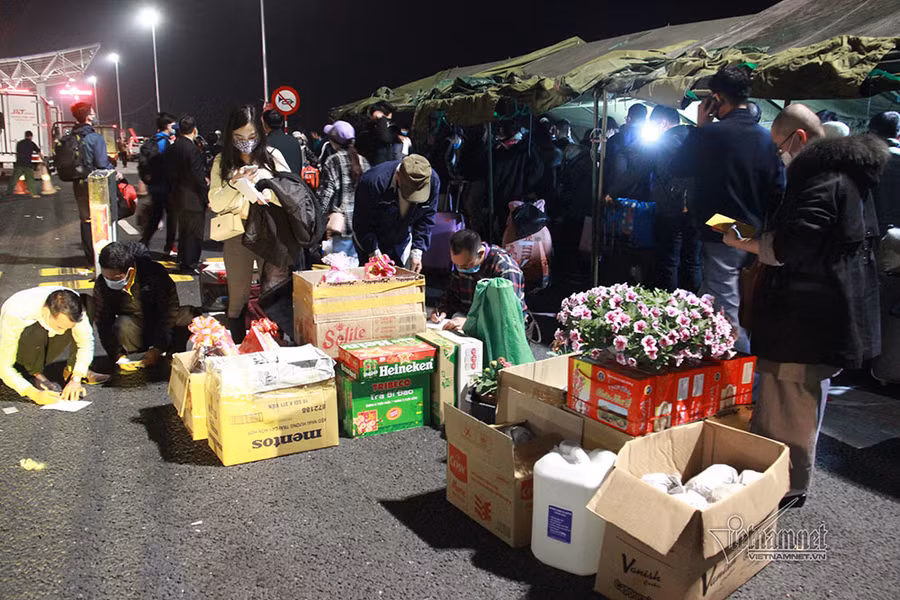 Tắc nghẽn chốt kiểm soát, sinh viên nhẫn nại chờ khai báo y tế trong đêm