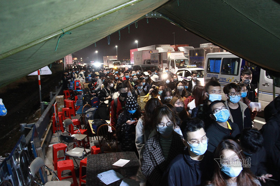 Tắc nghẽn chốt kiểm soát, sinh viên nhẫn nại chờ khai báo y tế trong đêm