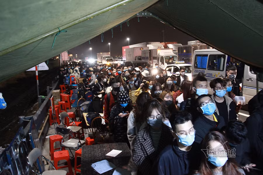 Tắc nghẽn chốt kiểm soát, sinh viên nhẫn nại chờ khai báo y tế trong đêm