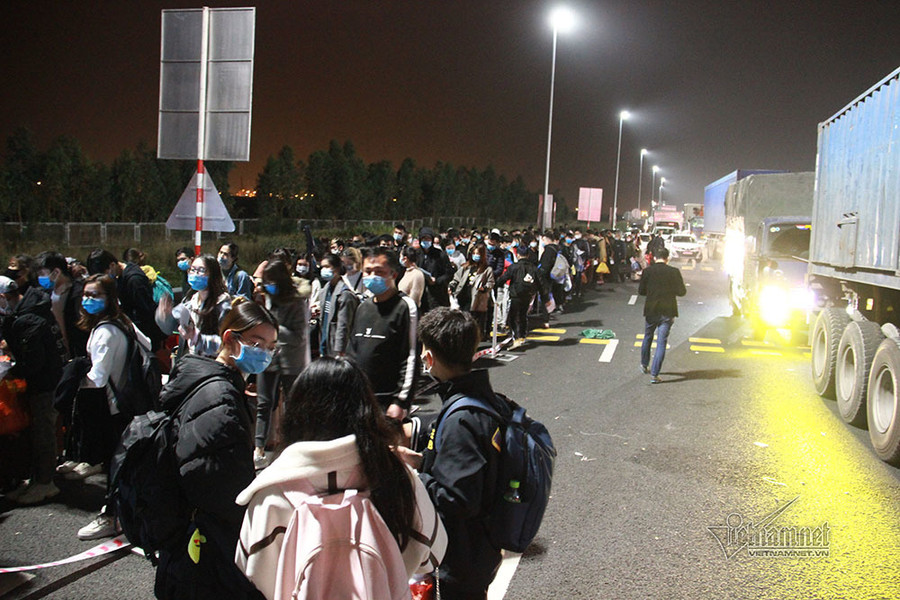 Tắc nghẽn chốt kiểm soát, sinh viên nhẫn nại chờ khai báo y tế trong đêm