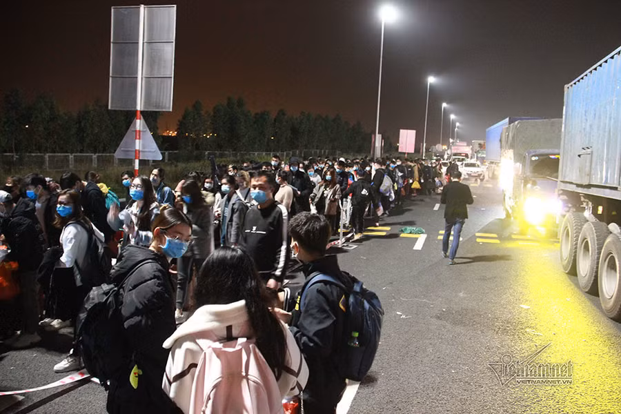 Tắc nghẽn chốt kiểm soát, sinh viên nhẫn nại chờ khai báo y tế trong đêm