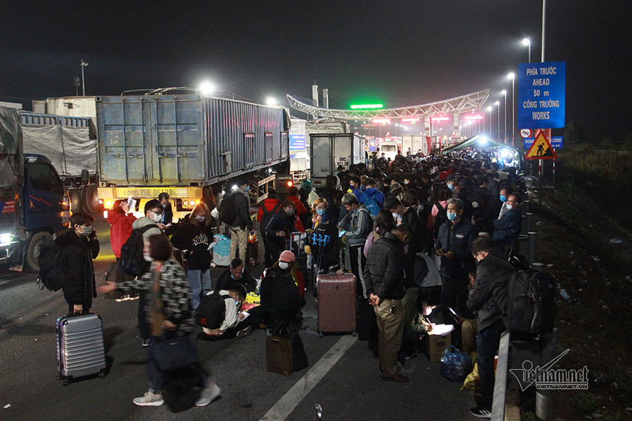 Tắc nghẽn chốt kiểm soát, sinh viên nhẫn nại chờ khai báo y tế trong đêm