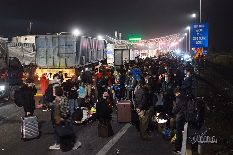 Tắc nghẽn chốt kiểm soát, sinh viên nhẫn nại chờ khai báo y tế trong đêm