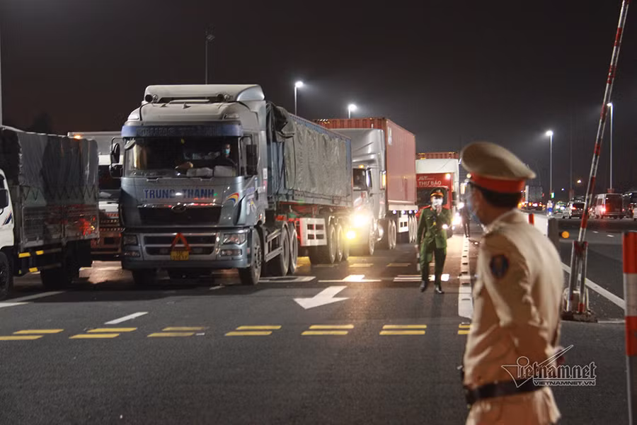 Tắc nghẽn chốt kiểm soát, sinh viên nhẫn nại chờ khai báo y tế trong đêm