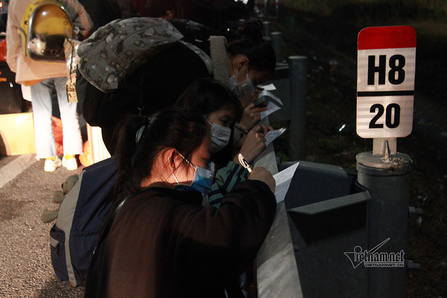 Tắc nghẽn chốt kiểm soát, sinh viên nhẫn nại chờ khai báo y tế trong đêm