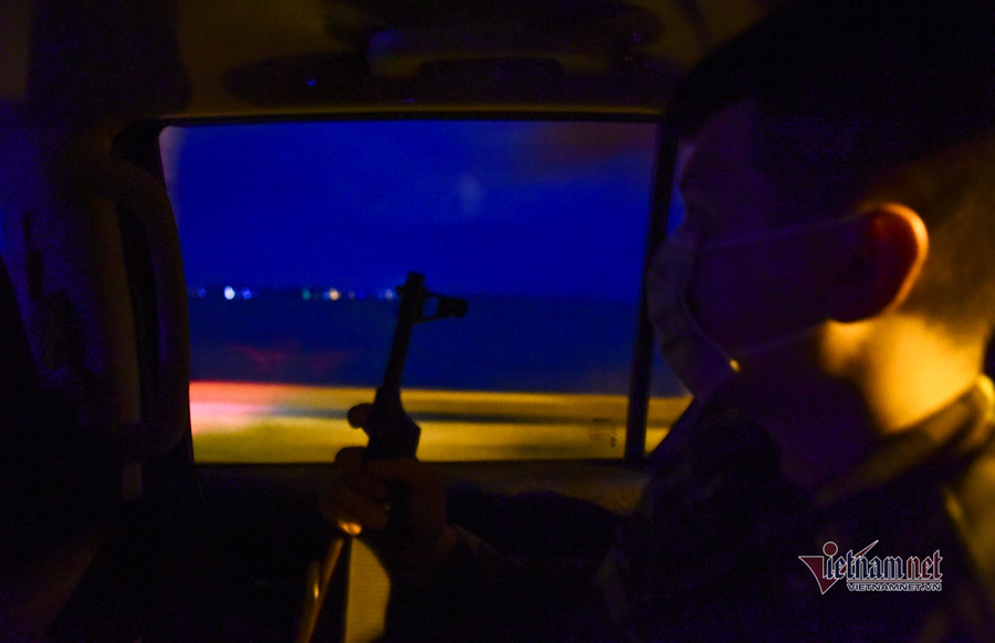 Gần 1h sáng, các chiến sĩ vẫn đi tuần trên xe, dọc tuyến biên giới đường bộ và bờ biển