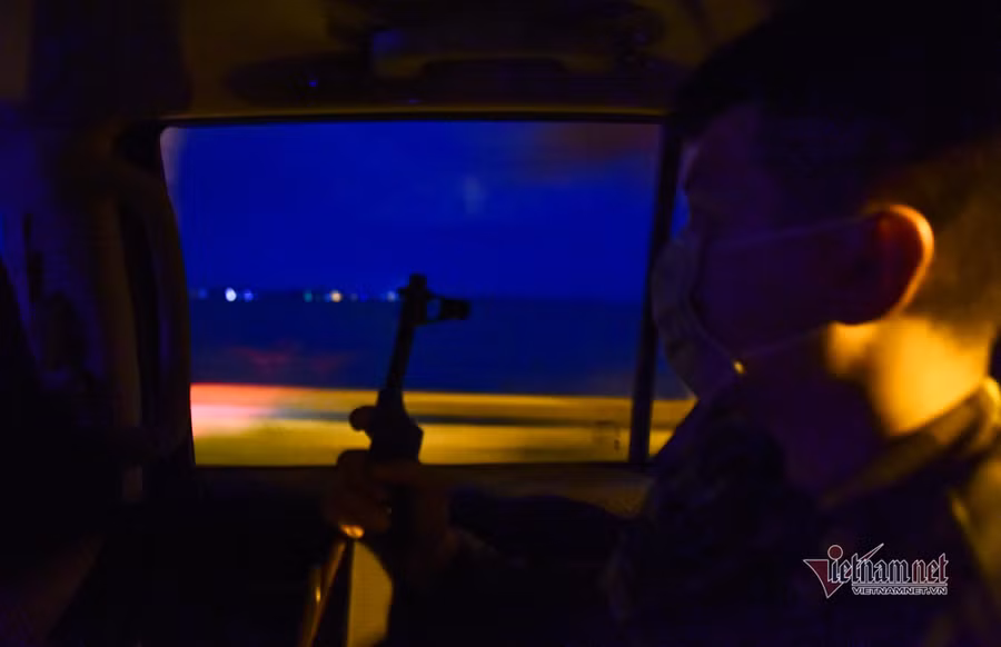 Gần 1h sáng, các chiến sĩ vẫn đi tuần trên xe, dọc tuyến biên giới đường bộ và bờ biển