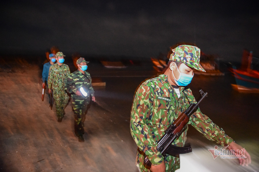 Mỗi nhóm khoảng 5 chiến sĩ thay phiên đi tuần dọc khu vực mình canh gác