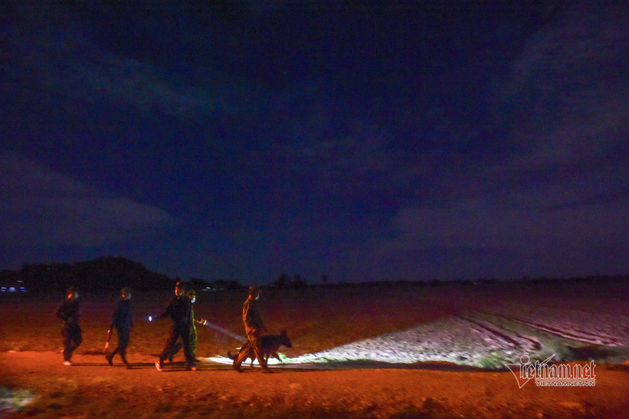 Lính biên phòng trắng đêm băng đồng, bám biển ngăn dịch Covid-19 ảnh 3