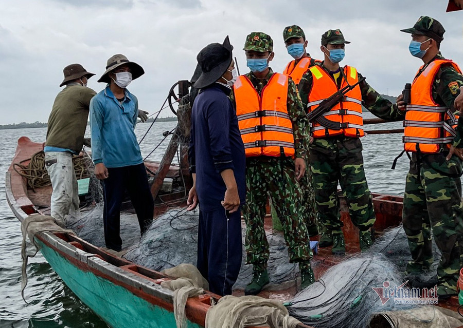 Lính biên phòng trắng đêm băng đồng, bám biển ngăn dịch Covid-19 ảnh 14