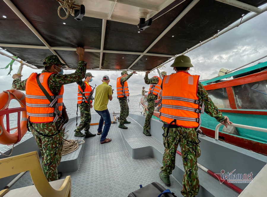 Dùng ca nô để tuần tra vùng biển