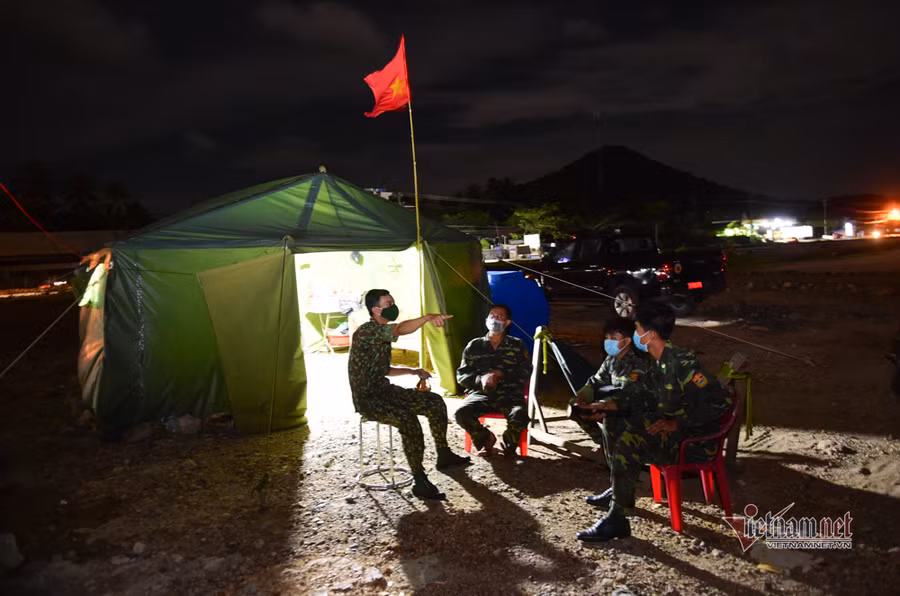 Các chiến sĩ họp bàn về những nơi trọng yếu, khả năng có người vượt biên sang để bố trí, tăng cường canh gác