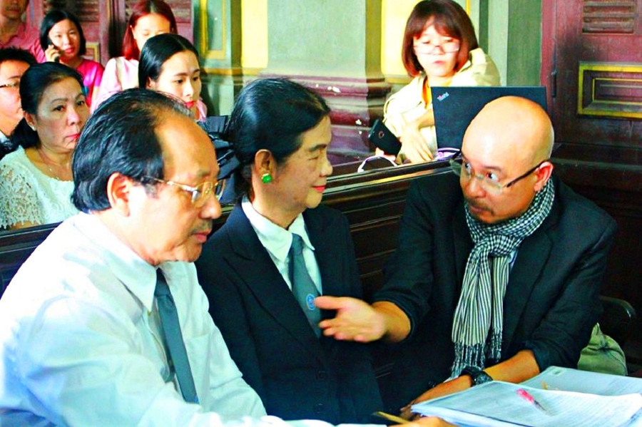 Luật sư Hòa (giữa) trong vụ ly hôn đình đám giữa ông Đặng Lê Nguyên Vũ và bà Lê Hoàng Diệp Thảo.