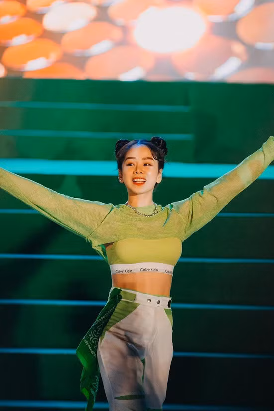 Nữ DJ Mie nóng bỏng gây sốt tại 