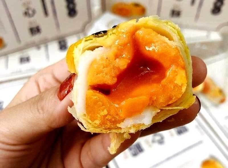 Loại bánh này bán sỉ giá chỉ 49.000 đồng/hộp, có nơi bán gần 100.000 đồng/kg (khoảng 18 chiếc bánh). Thông tin giật mình về bánh trung thu trứng chảy gây sốt khắp chợ