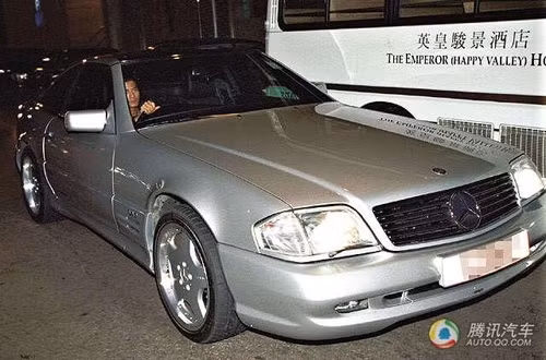 Dòng Mercedes SL600 trị giá khoảng 300 nghìn USD là chiếc xe hơi rẻ nhất trong bộ sưu tập của Quách Phú Thành. Theo On, Thiên vương làng nhạc tốn hàng triệu đô la mỗi năm cho việc thuê bãi đậu xe và phí bảo dưỡng xế cưng.