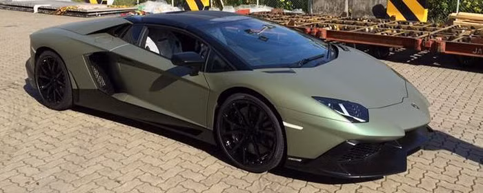 Lamborghini là một thương hiệu được ưu ái trong bộ sưu tập của nam ca sĩ. Nhờ niềm đam mê này, Quách Phú Thành hiện cũng là gương mặt đại diện cho các thương hiệu xe lớn trên thế giới.