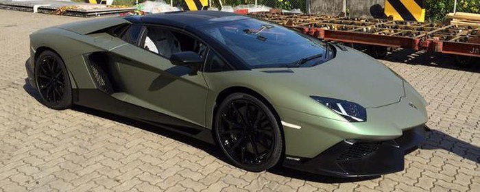 Lamborghini là một thương hiệu được ưu ái trong bộ sưu tập của nam ca sĩ. Nhờ niềm đam mê này, Quách Phú Thành hiện cũng là gương mặt đại diện cho các thương hiệu xe lớn trên thế giới. Lamborghini là một thương hiệu được ưu ái trong bộ sưu tập của nam ca sĩ. Nhờ niềm đam mê này, Quách Phú Thành hiện cũng là gương mặt đại diện cho các thương hiệu xe lớn trên thế giới.