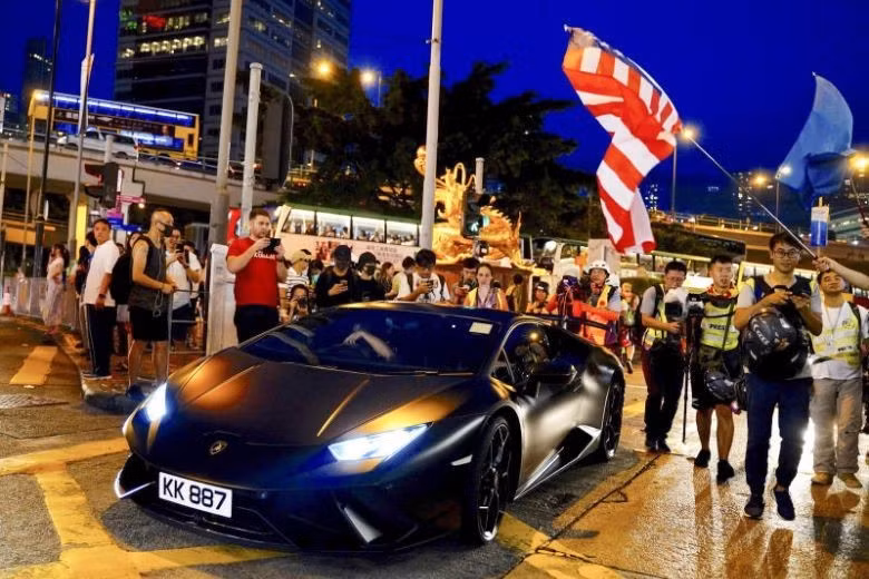 Hình ảnh Quách Phú Thành dùng siêu xe để chở vợ đi dạo hay mua bỉm cho con từng gây sốt mạng xã hội Hong Kong. Nam ca sĩ cũng nổi tiếng yêu chiều bà xã khi sang tên 2 chiếc siêu xe của mình cho cô.