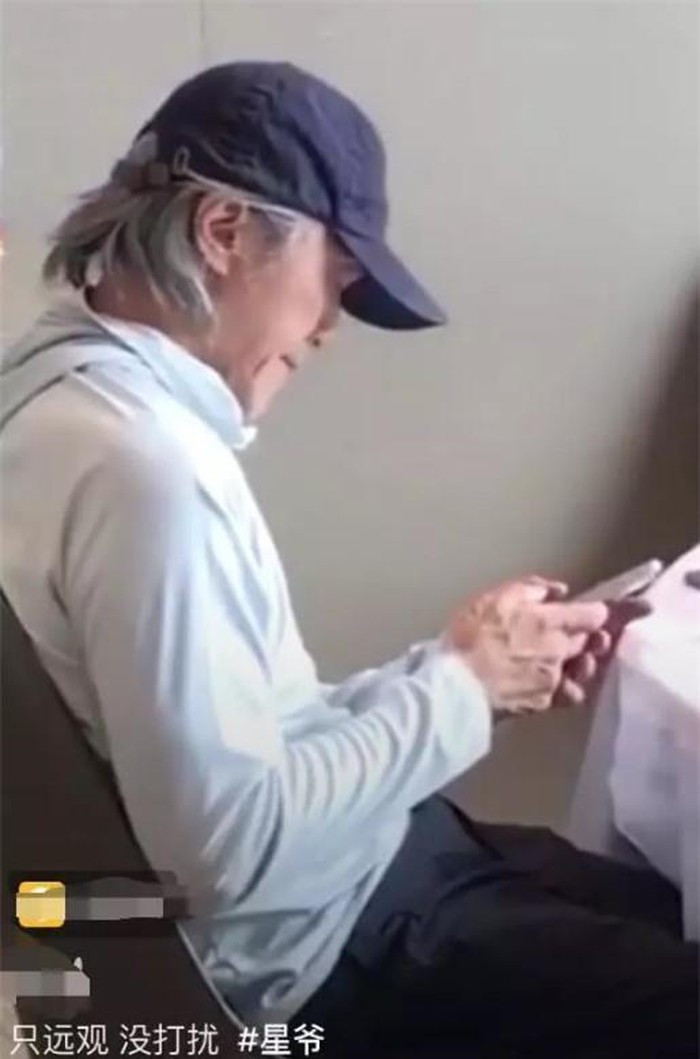 Hình ảnh Châu Tinh Trì đi ăn một mình cô độc khiến nhiều người thương cảm. Hình ảnh Châu Tinh Trì đi ăn một mình cô độc khiến nhiều người thương cảm.