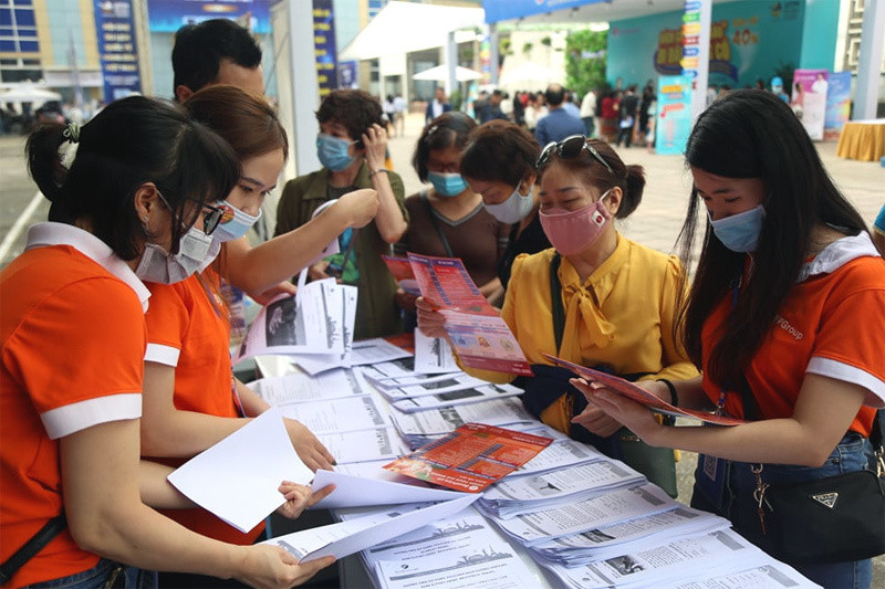 Rất đông khách du lịch đến săn tour giảm giá Rất đông khách du lịch đến săn tour giảm giá