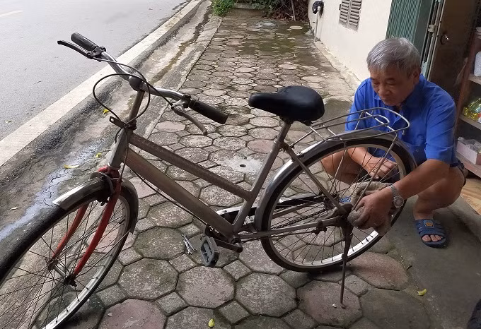 Ông Kính thu gom xe đạp cũ từ các vựa đồng nát, cửa hàng sửa xe.