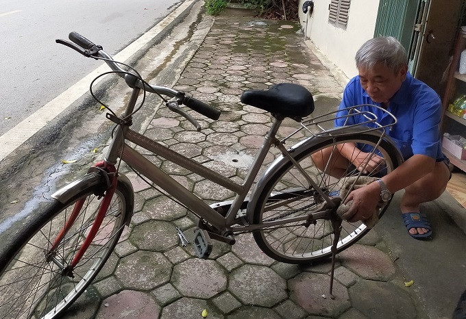 Ông Kính thu gom xe đạp cũ từ các vựa đồng nát, cửa hàng sửa xe. Ông Kính thu gom xe đạp cũ từ các vựa đồng nát, cửa hàng sửa xe.