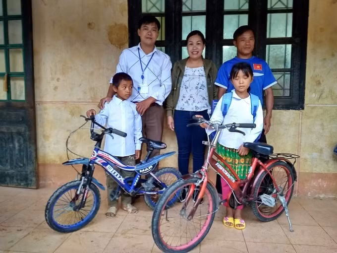 Chiếc xe cũ là món quà quý giá với học sinh nghèo.