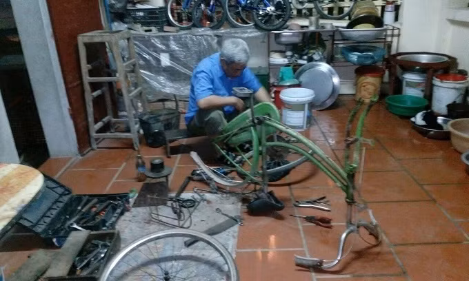 Ông Lê Văn Kính tự sửa xe, gửi tặng học trò vùng núi.