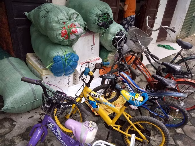 Tập kết xe, gửi lên miền núi. Tập kết xe, gửi lên miền núi.