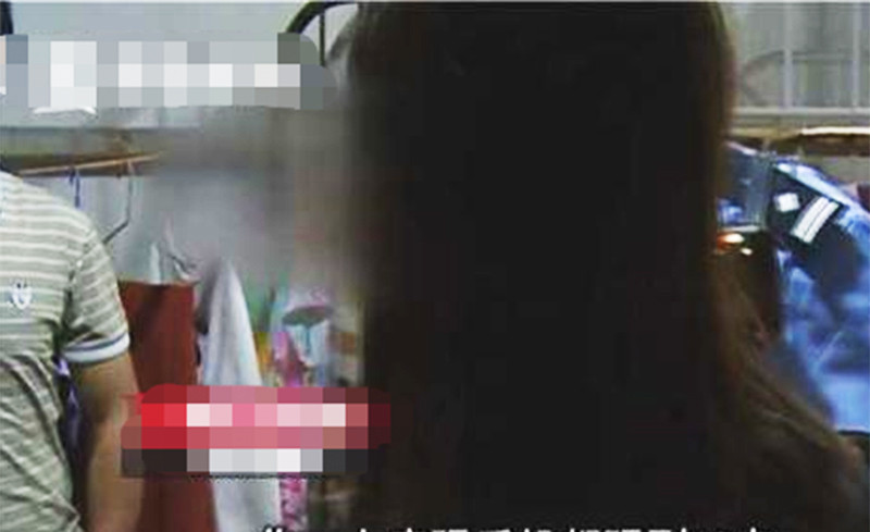 XiaoWei trao đổi với cảnh sát. Chồng không chịu