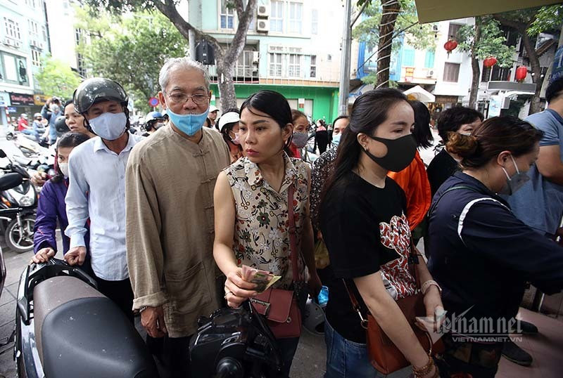 Những người sống cạnh cửa hàng này cho biết, từ chiều hôm trước, cửa hàng đã đông nghịt khách tới mua bánh trôi bánh chay về cúng Tết Hàn thực. Những người sống cạnh cửa hàng này cho biết, từ chiều hôm trước, cửa hàng đã đông nghịt khách tới mua bánh trôi bánh chay về cúng Tết Hàn thực.