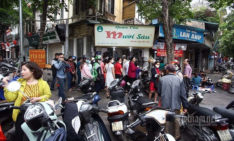 Trên phố Ngô Thì Nhậm, có một hàng bánh trôi bánh chay vô cùng nổi tiếng. Trên phố Ngô Thì Nhậm, có một hàng bánh trôi bánh chay vô cùng nổi tiếng.
