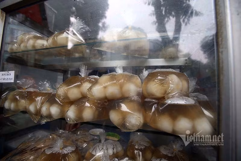 Cửa hàng còn đóng sẵn bánh vào các túi nilon thuận tiện cho khách mua. Cửa hàng còn đóng sẵn bánh vào các túi nilon thuận tiện cho khách mua.