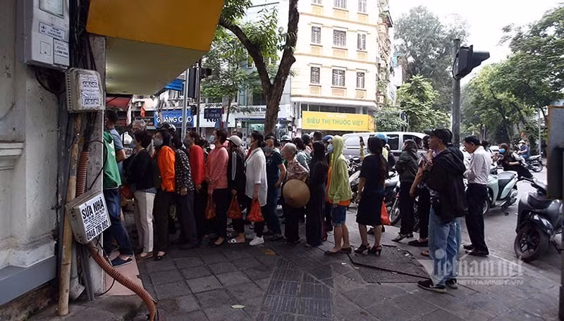 Đến sáng nay (3/3 âm lịch), có người còn tới từ 6h sáng để xếp hàng chờ mua. Đến sáng nay (3/3 âm lịch), có người còn tới từ 6h sáng để xếp hàng chờ mua.