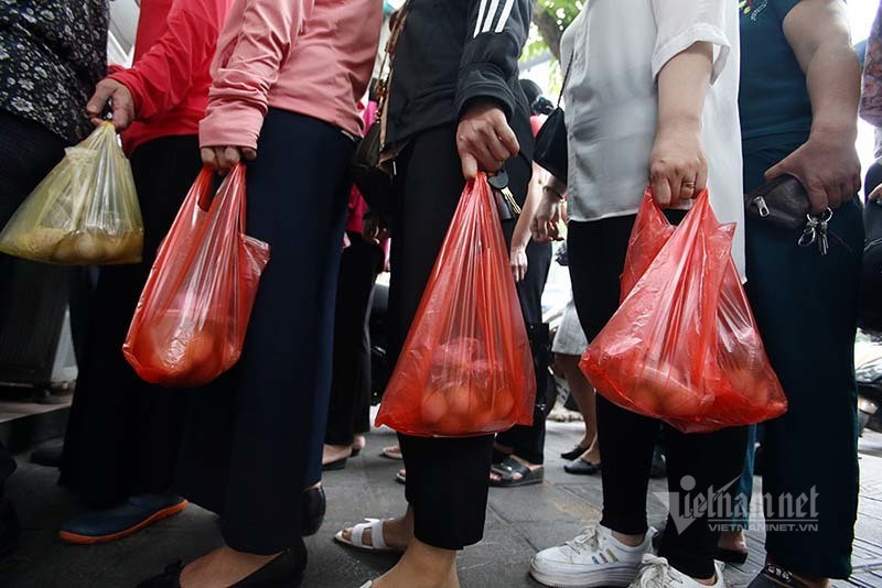 Sau cả tiếng chờ đợi, ai cũng phấn khởi vì mua được túi bánh chay ưng ý. Sau cả tiếng chờ đợi, ai cũng phấn khởi vì mua được túi bánh chay ưng ý.