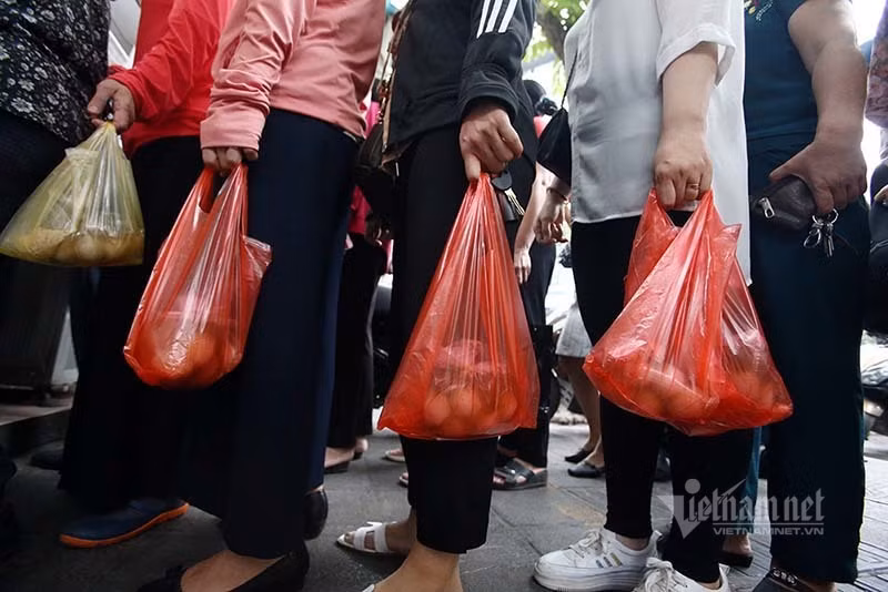 Sau cả tiếng chờ đợi, ai cũng phấn khởi vì mua được túi bánh chay ưng ý. Sau cả tiếng chờ đợi, ai cũng phấn khởi vì mua được túi bánh chay ưng ý.