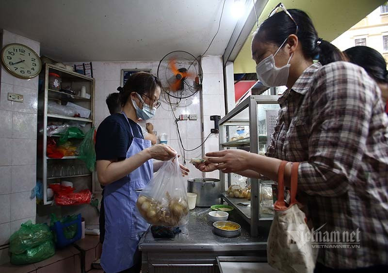 Có người chỉ mua 1 suất bánh, nhưng cũng có người mua tới vài suất. Có người chỉ mua 1 suất bánh, nhưng cũng có người mua tới vài suất.