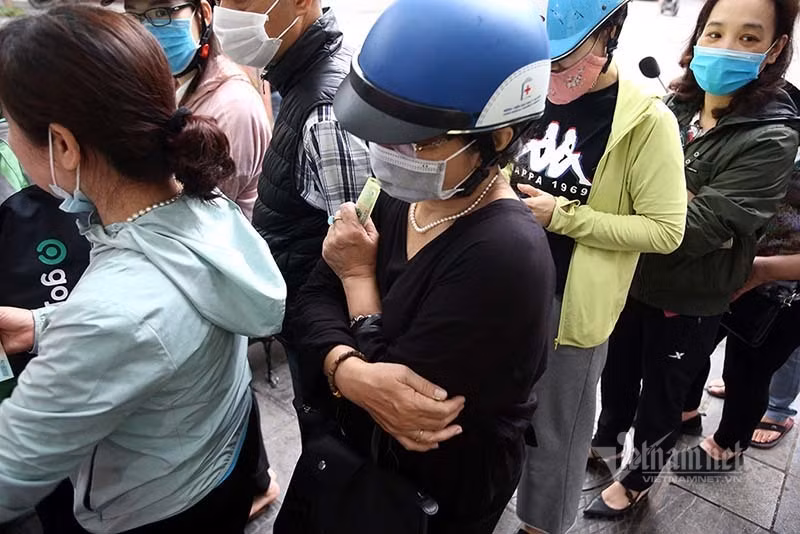 Nhiều người chuẩn bị sẵn tiền trên tay để mua cho nhanh. Nhiều người chuẩn bị sẵn tiền trên tay để mua cho nhanh.