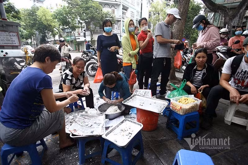 Vào ngày Tết Hàn thực, bánh trôi bánh chay được bày bán nhiều nhất. Bếp bánh xuất hiện khắp ngõ chợ, hè phố. Vào ngày Tết Hàn thực, bánh trôi bánh chay được bày bán nhiều nhất. Bếp bánh xuất hiện khắp ngõ chợ, hè phố.