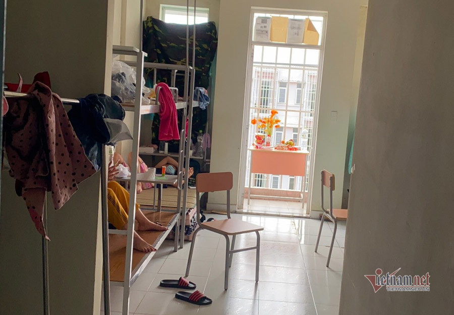 Căn phòng chị Mai đang ở.