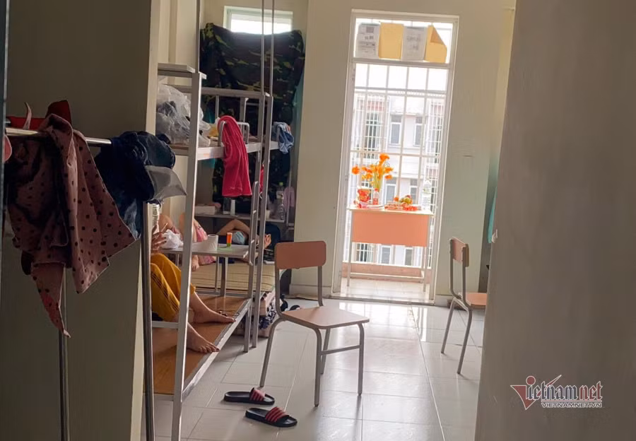 Căn phòng chị Mai đang ở.