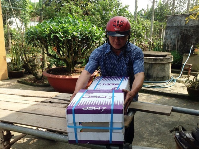 Ông Được mang vở đi tặng cho học sinh nghèo hiếu học. Ông Được mang vở đi tặng cho học sinh nghèo hiếu học.