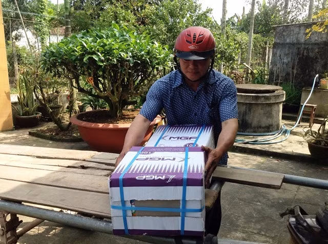 Ông Được mang vở đi tặng cho học sinh nghèo hiếu học.